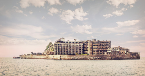 Hashima Island (Gunkanjima) par LexVia Flickr :Abandoned since 1974 when the coal mine closed. More 