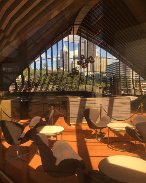 #sydney #sydneyoperahouse #architecture #arnejacobsen #tomdixon #orange #building (à Bennelong Resta