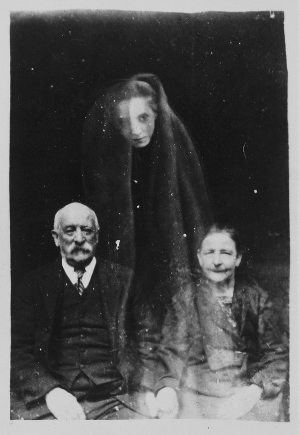 chaosophia218:  Spirit Photography of William Hope, circa 1920.1. Woman with two