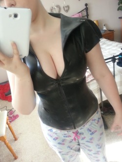 grimsauce:  Super rubbish photo of my new latex shirt, haven’t had a chance to condition and shine it yet though, as it only arrived this afternoon. Will try to do it tomorrow! 