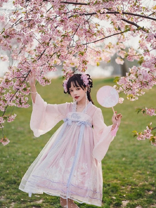 ziseviolet: Hanyuansu - Chinese Hanfu-inspired dress.