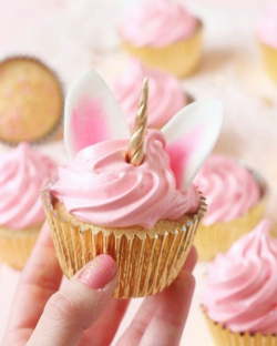 japancandybox:    They are pink, they glitter, they are unicorns and they taste delicious! 🦄✨ These magical cupcakes are perfect for any unicorn lover! 💖►http://www.missblueberrymuffin.de/2017/01/so-su-einhorn-cupcakes-mit-marshmallow.html