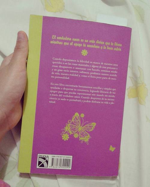 piensosinpensar:  Hola chicos, dado a mi carrera (psicología) he decidido leer libros relacionados a los temas que tratamos y si el libro interesante yo se los estaré compartiendo. Así que en esta ocasión, les vengo a recomendar este hermoso libro,