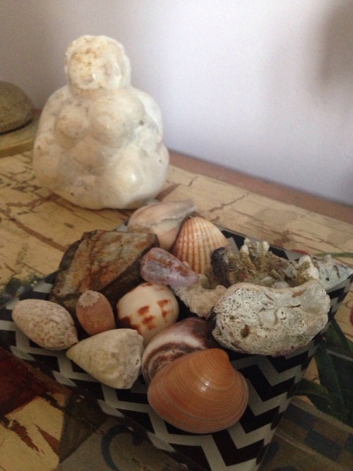 The statue is modeled after Venus and I call her Pachamama which is the name that refers to Mother Nature in Costa Rica. Next to her I keep the shells and volcanic rocks that I have collected during my trip.