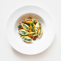 sooothe:  SPINACH AND RICOTTA STUFFED SHELLS. 