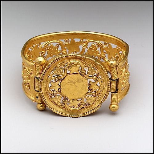 Gold bracelet with grapevine. Byzantine period, 6th-7th century CE, probably made in Constantinople