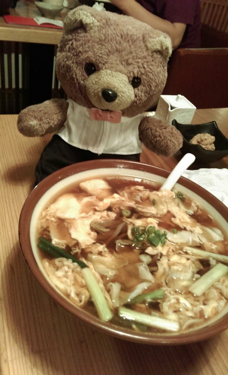 北海道蕎麥麵 有一頁都是素食讓各位素食朋友選喔~小熊比較少吃喬麥麵，但這碗湯底很有味道，面Q，口感好，但花也大塊大塊軟軟很配第三張照片後面看的到小熊的納豆大挑戰只能說。。。各熊/人喜好 ^^;這次試點