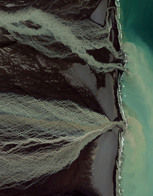dailyoverview:Glacial melting and flooding occurs every year by the Skafta River in Iceland. As the 