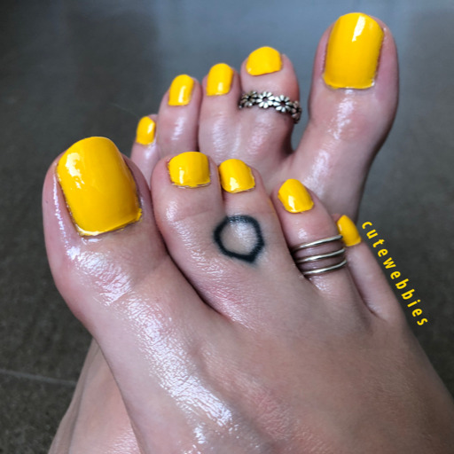 cutewebbies:Last of the yellow pedicure pics! I wonder what color will be next 🧐