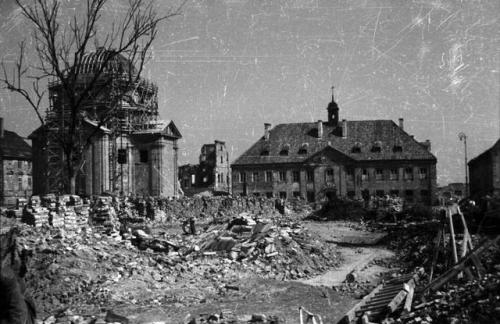 mostly-history:Ruins of Warsaw after the Second World War:Market place in Polna Street (1946).Market