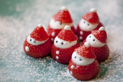 vegan-yums:  Strawberry santas / recipe