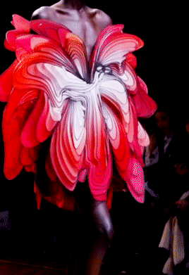 irisvanherpen The ‘Symbiotic’ dress ～ gradient-dyed silk panels of shuiro red and white, are 3D laye
