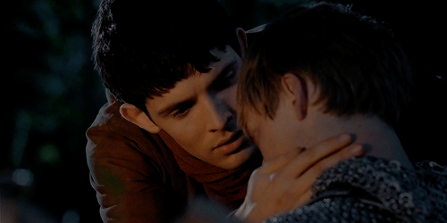 shut-up-merlin:brolinskeep:under-giffed scenes // a 2017 rewatch↳ 5.13He knows. He knows he won’t sa