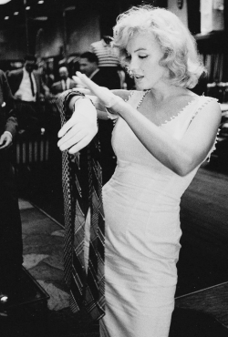 missmonroes:  Marilyn Monroe photographed by Sam Shaw, NYC, 1957