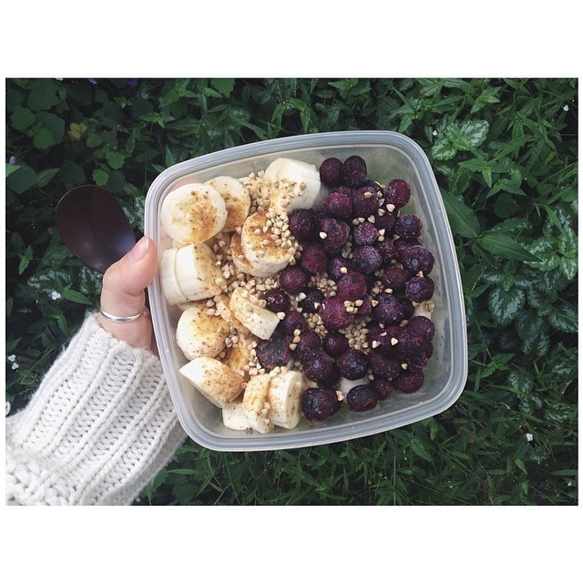 On the go breakfast {4 bananas, frozen blueberries, coconut sugar, raw buckwheat}