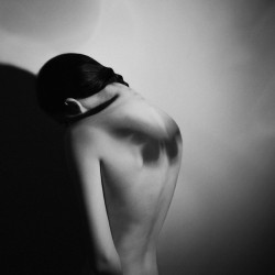vivipiuomeno:  Noell S.Oszvald ph. - Self portrait in Black and White  