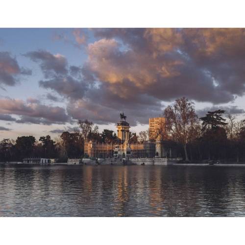 January 2017 - Parque del Retiro, Madrid.#twilight #reflections #parque #lake #sunset #cloudporn #