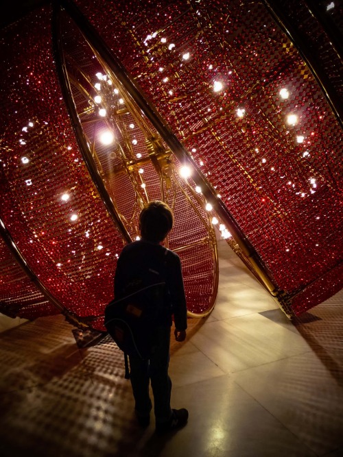 red-lipstick:  Ai Weiwei (Chinese, b. 1957, Beijing) - 1: Boomerang, 2006  Glass Lustres, Plated Steel, Electrical Cables, Incandescent Lamps  2: Chandelier, 2002  Crystal, Scaffolding  3: Cube, 2008 The giant chandelier is made up of a cubical