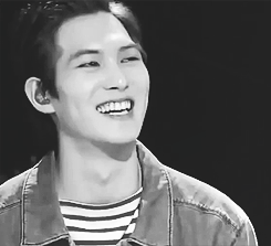  “Jonghyun might seem aloof but he’s actually very sensitive in his thinking. When we’re together doing interviews, to hear him say, ‘I paint pictures’, is very surprising.” —Yonghwa (cr: emyran215) 