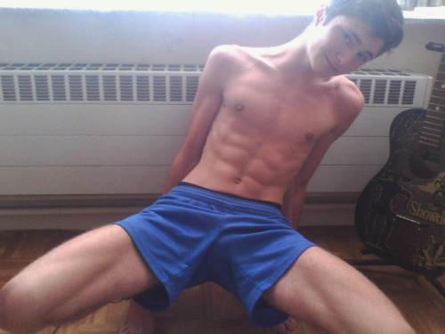 https://sexyboysbeingsexy.tumblr.com/post/123830351439