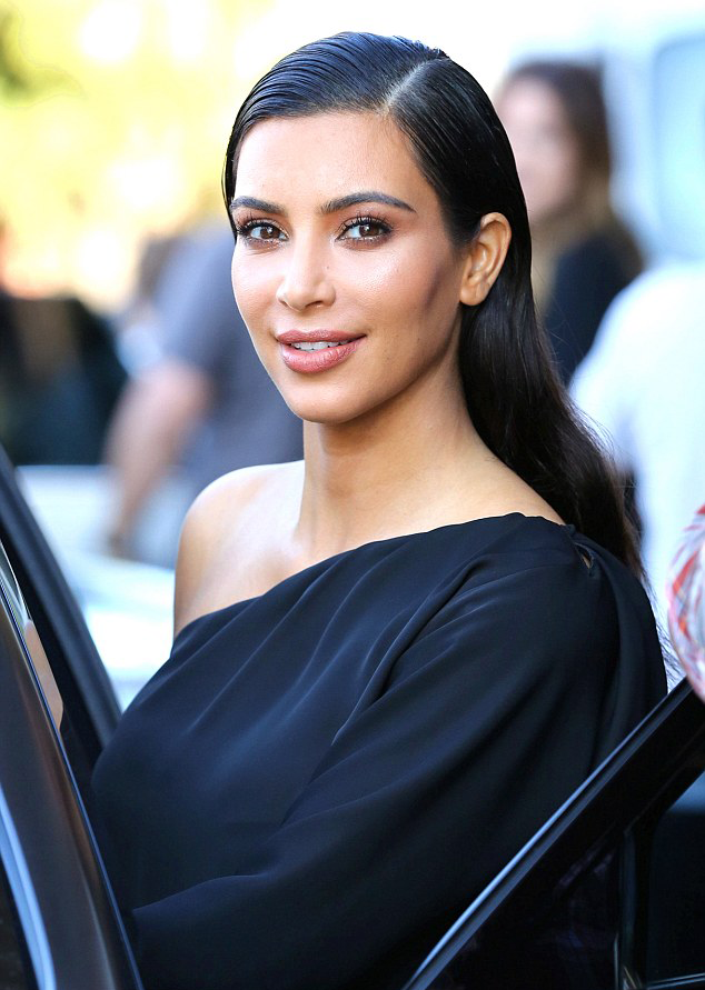 kimkardashianfashionstyle:  October 16, 2014 - Kim Kardashian getting lunch in