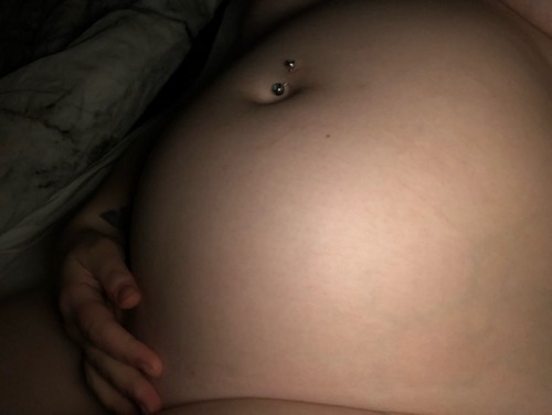 swollenbellygirl: Cosy bedtime belly