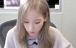 kimtys:  the things she does while talking (´▽`ʃƪ)♡