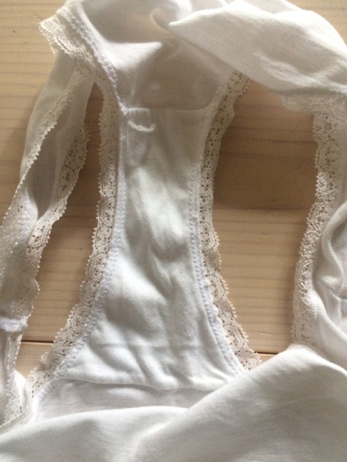 uhyeahbabiiee: uhyeahbabiiee: They look clean but they smell like my wife’s pussy. Clean even 