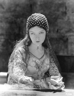  Lillian Gish… photographed by Nicolai