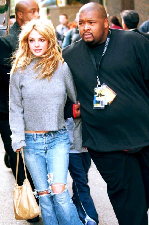 britneythepopprincess:9 random candids from 2001