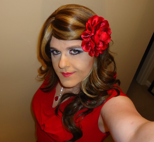 mymmmmasquerade: wendycdvixen: Lady in red. Well? Sweet
