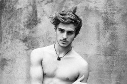 nhude:  euphoriants:  f-reska:  fauhxy:  transparenza:  watea:  c-oquetry:  mmaudlin:  youarewortheverything:  sickuijor:  kinemon Do you see this guy? Alexander Watson. Yes he’s Emma Watson’s brother. But he’s more than that, he is one of my