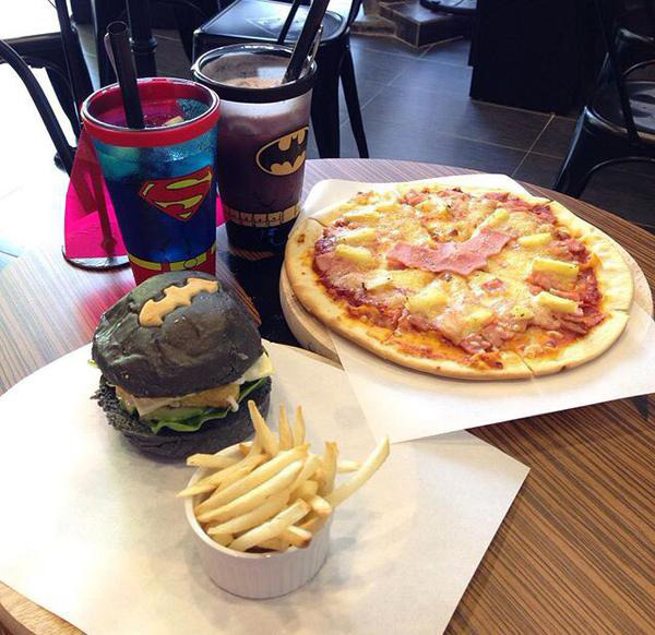 ultradude13:  (via DC Superheroes Cafe)  If only this cafe was in the United States!