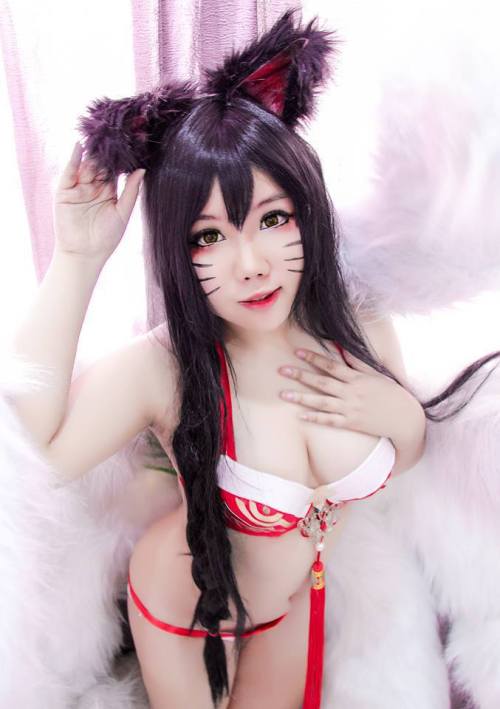 league-of-legends-sexy-girls:  Ahri Cosplay