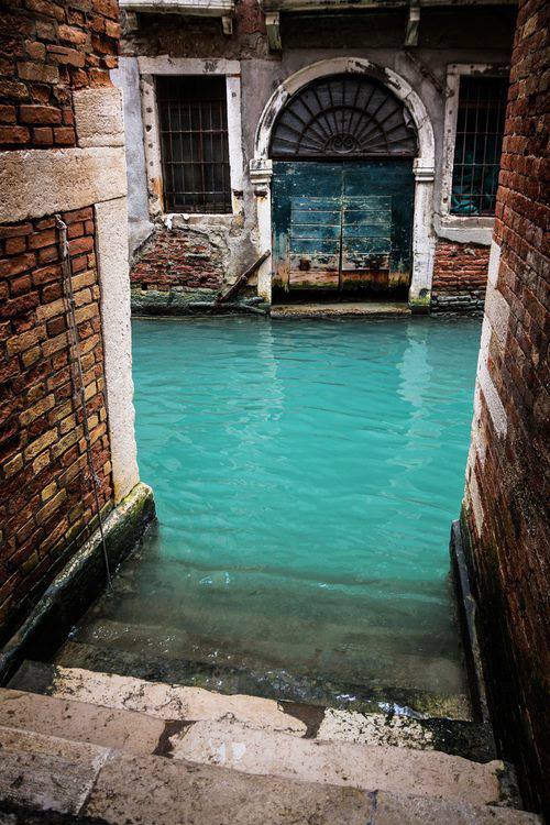 mare-e-lavanda:  -Turquoise Canal, Venice, Italy. 