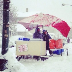 sammythenurse:  thinkmexican:‘Son Mujeres Muy Chingonas’ The Story Behind Photo of Women Selling Tamales in Blizzard I was headed to run errands as I passed an intersection and was stunned by what I saw. On a day (February 1, 2015) where everyone