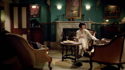 Miss Fisher’s sixth outfit of “Blood at the Wheel” (Season 2, Episode 7), features her classic silk 