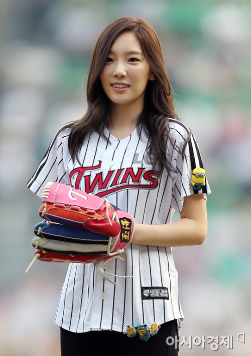 Taeyeon (SNSD) - LG Twins &amp; Nexen Heroes Game Opening Pitch Pics