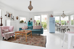 gravityhome:  Light home with pink and blue