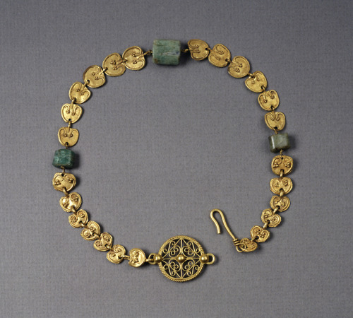 via-appia:Gold and agate necklace, late imperial Rome or early Byzantine, c. 3rd century AD