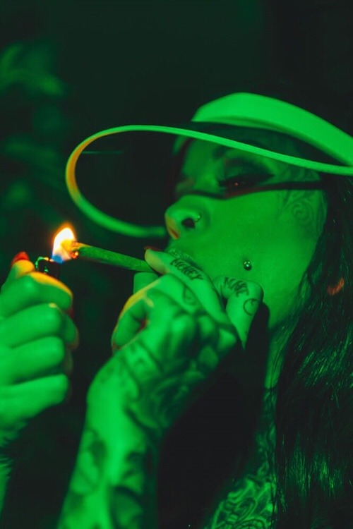 greentoothpaste:  mfpbri:  smoke a lil bit🍃  ✁ 