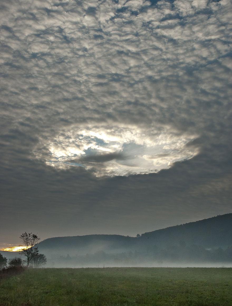 unicorn-meat-is-too-mainstream:   strange clouds  Various cloud formations might