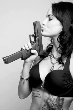 guns-and-babes:  Babe with gun