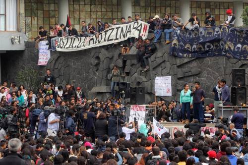 thepeoplesrecord:Furious students burn Mexican government building in protest over police corruption