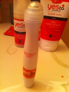 So I gave the &ldquo;Yes to Tomatoes&rdquo; acne treatment set a shot. I had heard good thin