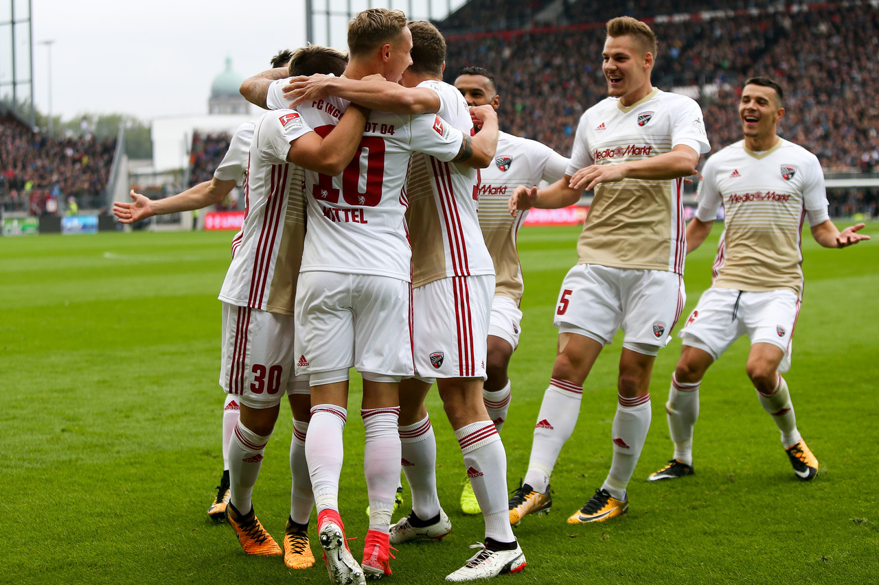 Historischer Auswärtssieg am Millerntor
Viermal zappelte das Netz auf St. Pauli: In der Hinrunde erspielten sich unsere Schanzer ein furioses 4:0 bei den „Kiezkickern“ und sorgten damit für den (bis dato) höchsten Zweitliga-Auswärtssieg der...