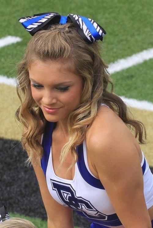 the-leeannemontgomery:sexy-cheerleader:Presbyterian College xoxo… A good example of why Cheer