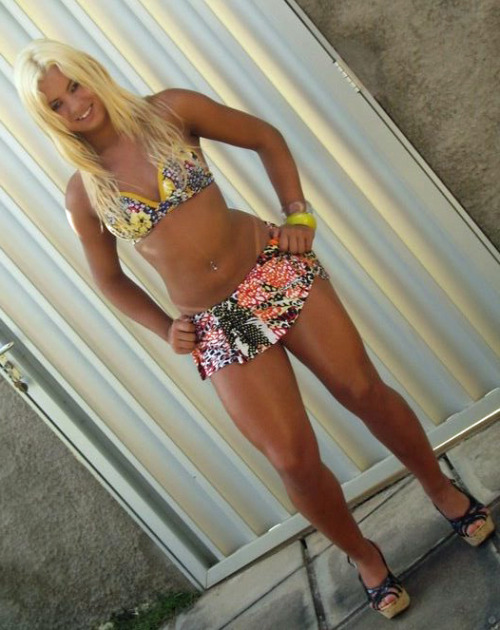 Sonia is so proud of her super strong body that she gives us plenty of photoshots !