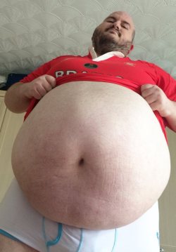 shotha:  gordo4gordo4superchub:  Mmmmmmmm yummy belly  I wouldn’t mind belly-bumping with this guy. 