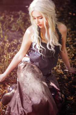 linneasnow:  This girl is very good at cosplays. Just look at this Daenerys Targaryen cosplay!Check her out here for more! 